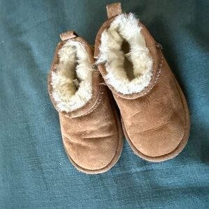 UGG Kids Ultra Mini Boots in Chestnut